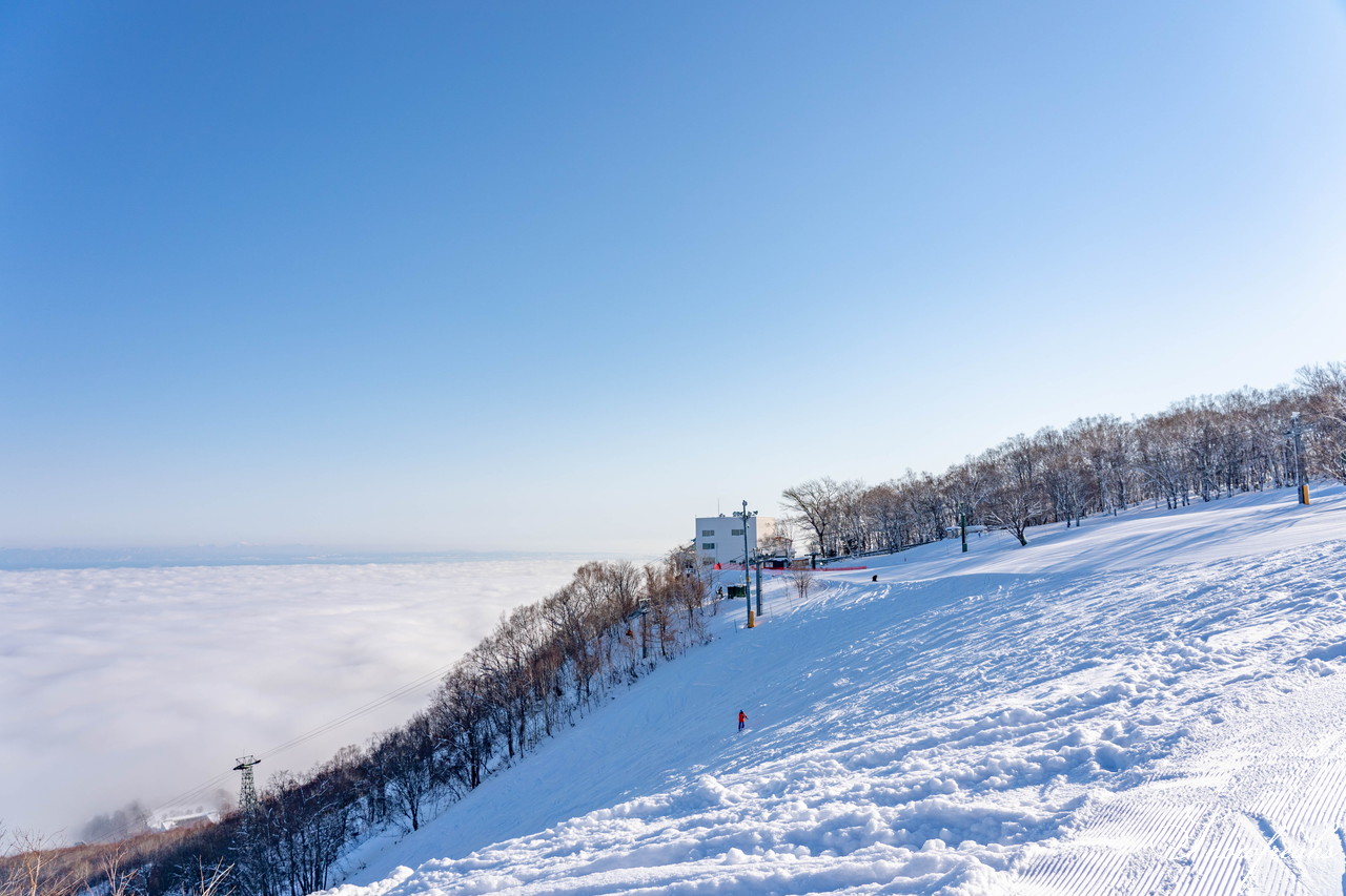 小樽天狗山スキー場　大雲海発生！息を吞む絶景とドライパウダー。北海道の雪山の魅力が詰まったローカルゲレンデを滑る！